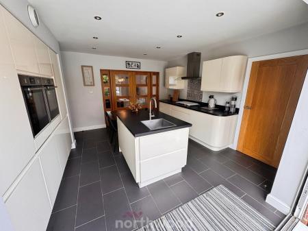 3 bedroom Detached bungalow for sale in South End, Thorne, Doncaster, DN8