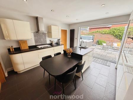 3 bedroom Detached bungalow for sale in South End, Thorne, Doncaster, DN8