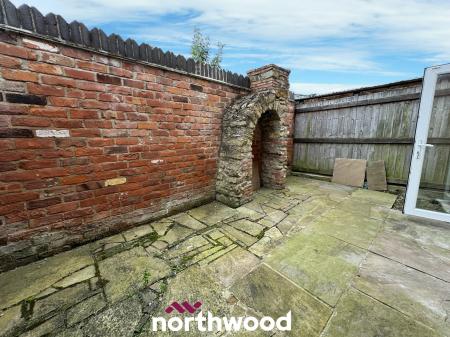 4 bedroom Semi-detached house for sale in South End, Thorne, Doncaster, DN8