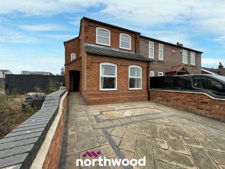 4 bedroom Semi-detached house for sale in South End, Thorne, Doncaster, DN8