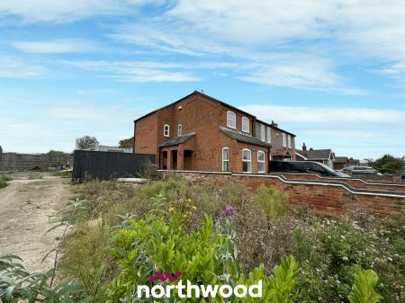 4 bedroom Semi-detached house for sale in South End, Thorne, Doncaster, DN8