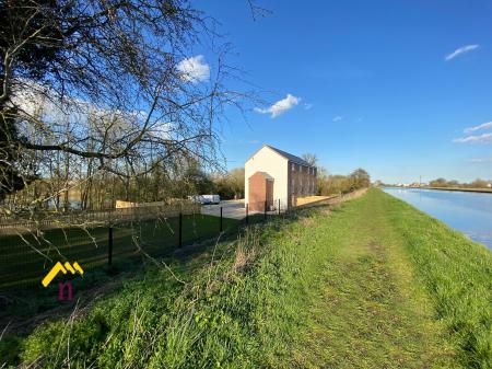 2 bedroom Town house for sale in Spring Cottages, Sugar Mill Ponds, Rawcliffe Bridge, Goole, DN14