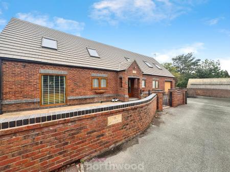 5 bedroom Bungalow for sale in West Court, Thorne, Doncaster, DN8