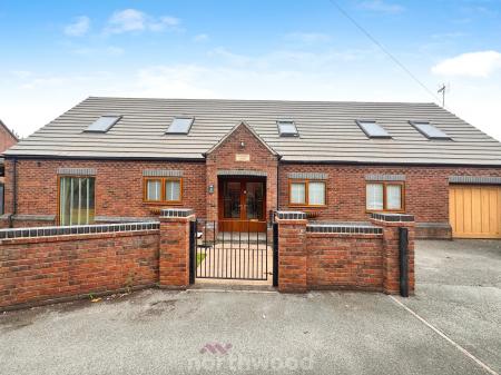 5 bedroom Bungalow for sale in West Court, Thorne, Doncaster, DN8