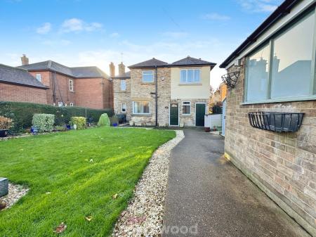 3 bedroom Detached house for sale in Fieldside, Doncaster, Doncaster, DN8