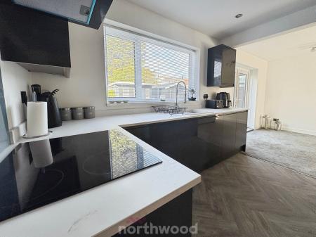 3 bedroom Semi-detached house for sale in Mansion Court Gardens, Thorne, Doncaster, DN8