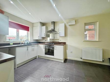 3 bedroom Semi-detached house to let in Church View Gardens, Moorends, Doncaster, DN8