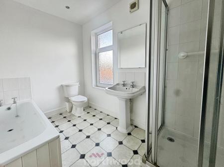 3 bedroom Semi-detached house to let in West Street, Thorne, Doncaster, DN8