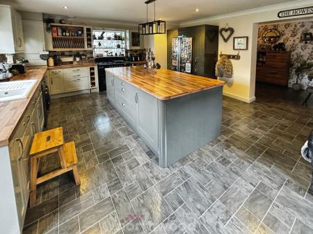 5 bedroom Detached bungalow for sale in King Edward Road, Thorne, DN8