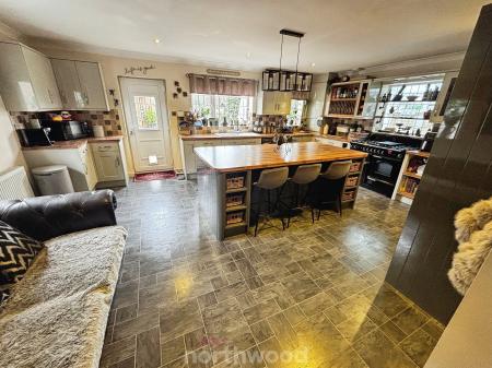 5 bedroom Detached bungalow for sale in King Edward Road, Thorne, DN8