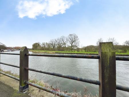 2 bedroom Flat for sale in Dunstan Drive, Thorne, Doncaster, DN8