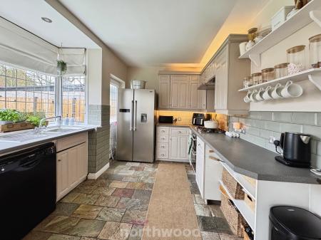 4 bedroom Detached house for sale in Inglenook Drive, Doncaster, Doncaster, DN8