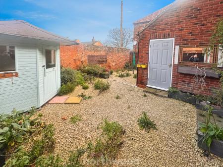 3 bedroom Semi-detached house for sale in Rainbow Close, Thorne, Doncaster, DN8