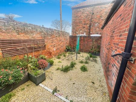 3 bedroom Semi-detached house for sale in Rainbow Close, Thorne, Doncaster, DN8