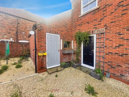 3 bedroom Semi-detached house for sale in Rainbow Close, Thorne, Doncaster, DN8
