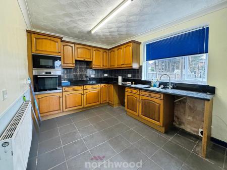 3 bedroom Semi-detached house for sale in Bloomhill Close, Moorends, Doncaster, DN8