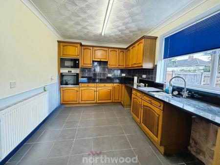 3 bedroom Semi-detached house for sale in Bloomhill Close, Moorends, Doncaster, DN8