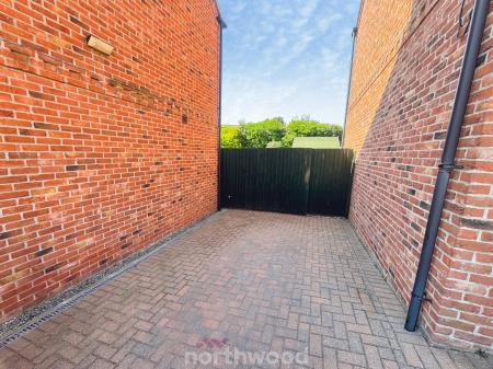 3 bedroom Link detached house for sale in Waverley Court, Thorne, Doncaster, DN8