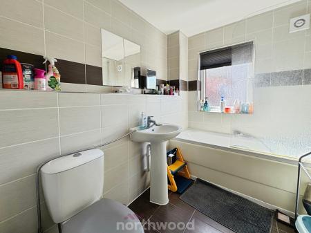 3 bedroom Semi-detached house to let in Church View Gardens, Moorends, Doncaster, DN8