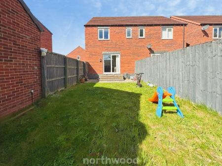3 bedroom Semi-detached house to let in Church View Gardens, Moorends, Doncaster, DN8