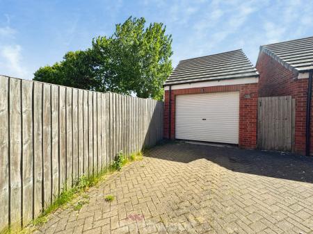 3 bedroom Semi-detached house to let in Church View Gardens, Moorends, Doncaster, DN8