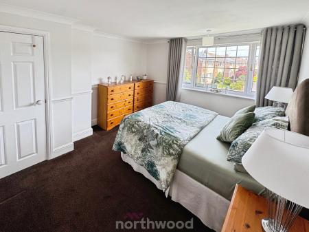 4 bedroom Semi-detached house for sale in Walnut Road, Thorne, Doncaster, DN8