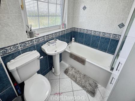 4 bedroom Semi-detached house for sale in Walnut Road, Thorne, Doncaster, DN8