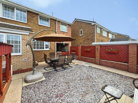 4 bedroom Semi-detached house for sale in Walnut Road, Thorne, Doncaster, DN8