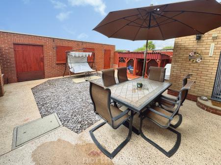 4 bedroom Semi-detached house for sale in Walnut Road, Thorne, Doncaster, DN8