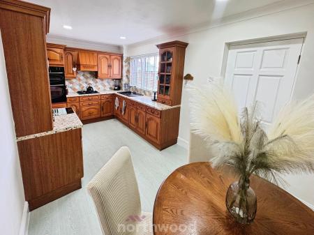 4 bedroom Semi-detached house for sale in Walnut Road, Thorne, Doncaster, DN8