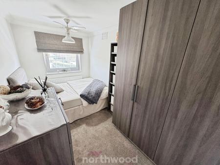 4 bedroom Semi-detached house for sale in Walnut Road, Thorne, Doncaster, DN8
