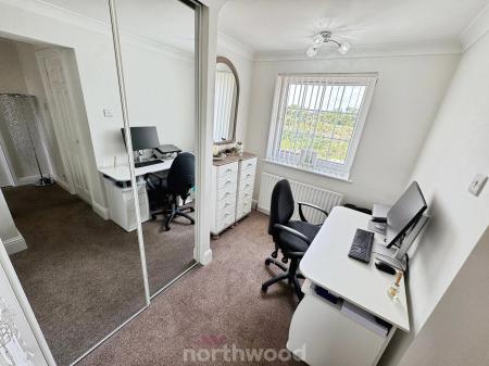 4 bedroom Semi-detached house for sale in Walnut Road, Thorne, Doncaster, DN8