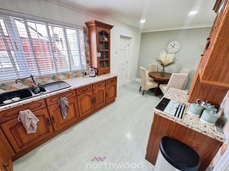 4 bedroom Semi-detached house for sale in Walnut Road, Thorne, Doncaster, DN8