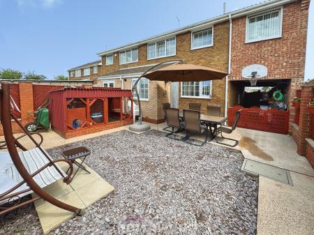 4 bedroom Semi-detached house for sale in Walnut Road, Thorne, Doncaster, DN8