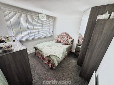 4 bedroom Semi-detached house for sale in Walnut Road, Thorne, Doncaster, DN8