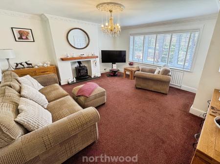 4 bedroom Semi-detached house for sale in Walnut Road, Thorne, Doncaster, DN8