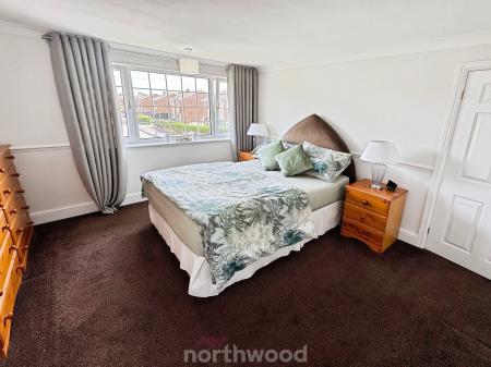 4 bedroom Semi-detached house for sale in Walnut Road, Thorne, Doncaster, DN8