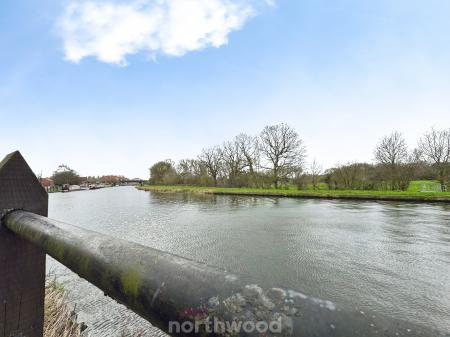 2 bedroom Flat to let in Dunstan Drive, Thorne, Doncaster, DN8