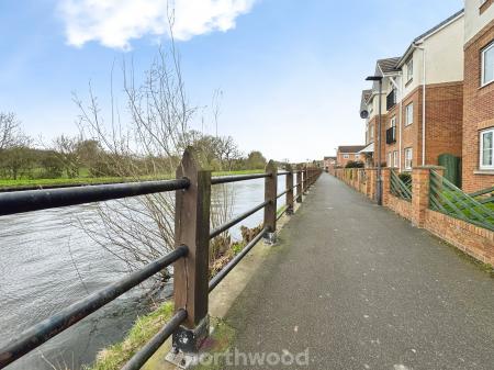 2 bedroom Flat to let in Dunstan Drive, Thorne, Doncaster, DN8