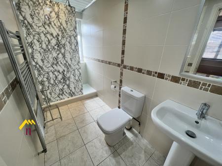 1 bedroom Flat to let in Church Street, Thorne, DN8