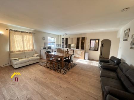 1 bedroom Flat to let in Church Street, Thorne, DN8