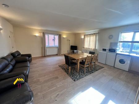 1 bedroom Flat to let in Church Street, Thorne, DN8