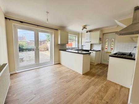 3 bedroom Semi-detached house to let in Grampian Way, Thorne, Doncaster, DN8