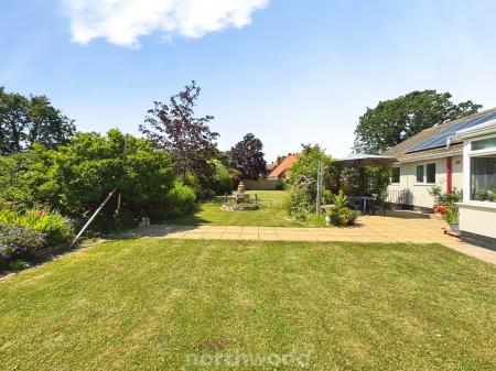 2 bedroom Detached bungalow for sale in Broad Lane, Doncaster, DN14
