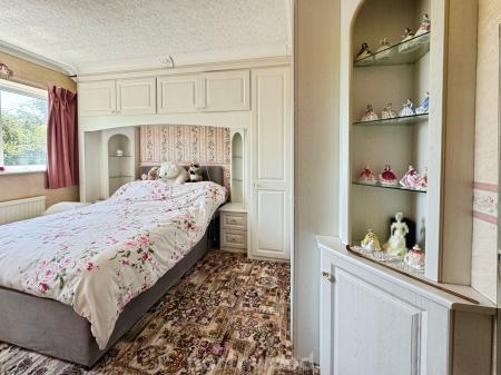 2 bedroom Detached bungalow for sale in Broad Lane, Doncaster, DN14