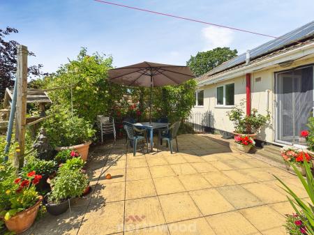 2 bedroom Detached bungalow for sale in Broad Lane, Doncaster, DN14