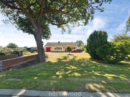 2 bedroom Detached bungalow for sale in Broad Lane, Doncaster, DN14