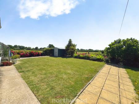 2 bedroom Detached bungalow for sale in Broad Lane, Doncaster, DN14