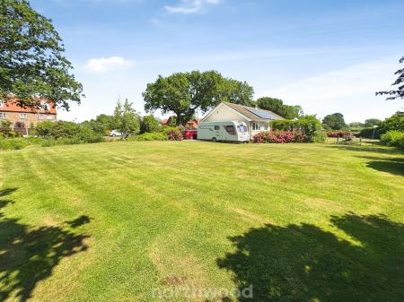 2 bedroom Detached bungalow for sale in Broad Lane, Doncaster, DN14