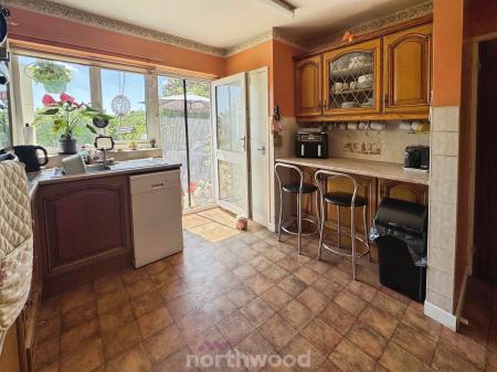 2 bedroom Detached bungalow for sale in Broad Lane, Doncaster, DN14